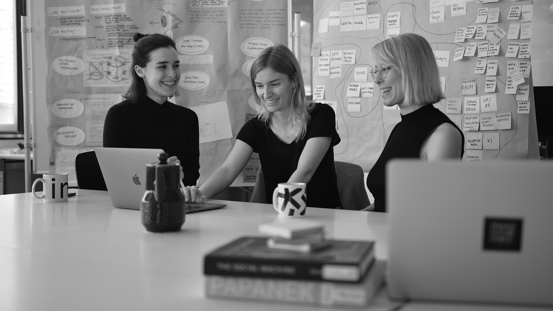 Masterteam, drei lachende Studentinnen
