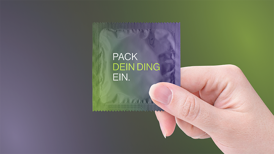 Bild, das eine gebrandete Kondompackung zeigt.